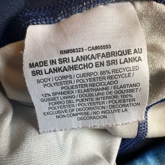 Nike•capri leggings/yoga pants•XS•polyester/spandex•blue & white wavy stripes - Picture 5 of 11